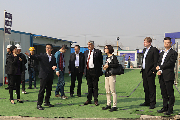 參觀綜合能源供應(yīng)站項目.jpg 參觀綜合能源供應(yīng)站項目.jpg